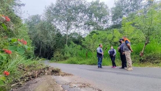 En recorrido de supervisión por los caminos y carreteras que han tenido afectaciones en la presente temporada de lluvias, el alcalde Mario Antonio Chama Díaz; la Síndica Municipal, Zayra del Carmen Martínez Andrade y la Secretaria del ayuntamiento Trinidad Martínez Larios, supervisaron las afectaciones y los trabajos realizados para aminorar  los daños ante las intensas precipitaciones pluviales de los últimos días. 