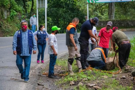 En recorrido de supervisión por los caminos y carreteras que han tenido afectaciones en la presente temporada de lluvias, el alcalde Mario Antonio Chama Díaz; la Síndica Municipal, Zayra del Carmen Martínez Andrade y la Secretaria del ayuntamiento Trinidad Martínez Larios, supervisaron las afectaciones y los trabajos realizados para aminorar  los daños ante las intensas precipitaciones pluviales de los últimos días. 