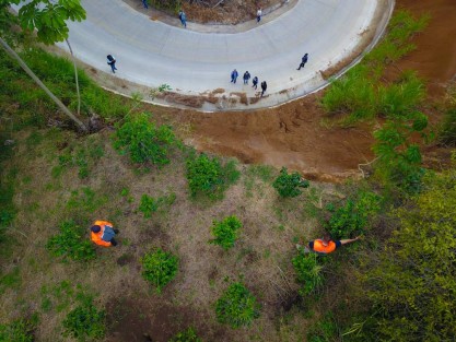 Los ediles acompañados por la Brigada Municipal de Emergencias conformada por Protección Civil Teocelo, Seguridad Pública Municipal, Obras Públicas del ayuntamiento y Servicios Generales, recorrieron la Barranca Matlacoblatl en la cual se llevan a cabo trabajos de desazolve y limpieza de cunetas ante la  permanente caída de rocas, tierra  y troncos.