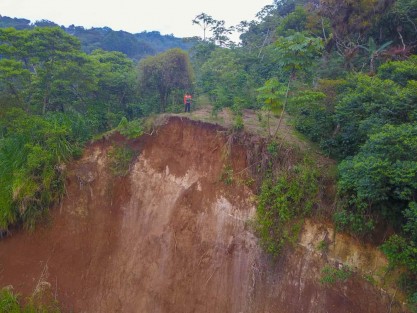 Los ediles acompañados por la Brigada Municipal de Emergencias conformada por Protección Civil Teocelo, Seguridad Pública Municipal, Obras Públicas del ayuntamiento y Servicios Generales, recorrieron la Barranca Matlacoblatl en la cual se llevan a cabo trabajos de desazolve y limpieza de cunetas ante la  permanente caída de rocas, tierra  y troncos.