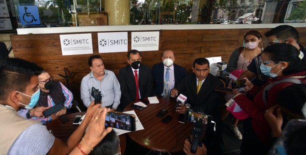 En voz de Marcos Salas (sin cubrebocas), la Sociedad Mexicana Industriales y Trabajadores de la Construcción, exhortó al gobernador Cuitláhuac García a relevar del cargo al frente de la SIOP, a  Elio Hernández, por los nulos resultados al frente de la dependencia. 