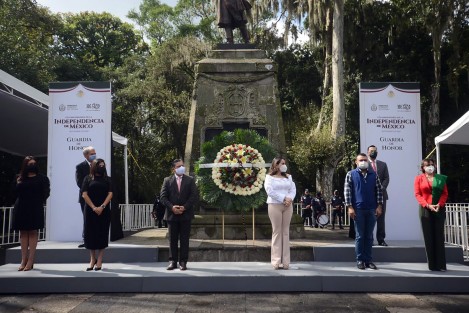 Priistas en guardia de honor al Padre de la Patria, este lunes en el parque Los Berros. 