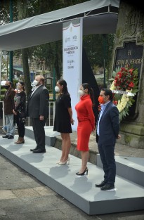 Junto con el dirigente estatal de MC, montaron guardia al Padre de la Patria la diputada local Ivonne Trujillo, y la diputada federal Dulce María Méndez De La Luz Dauzón. 