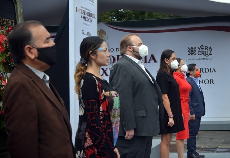 Junto con el dirigente estatal de MC, montaron guardia al Padre de la Patria la diputada local Ivonne Trujillo, y la diputada federal Dulce María Méndez De La Luz Dauzón. 