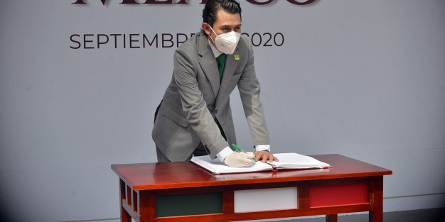Pese a pertenecer a un partido que dice preocuparse por la lucha ecologista, participantes en la guardia de honor en  Los Berros, no rechazaron el uso del guante de látex, el cual es inútil, si de cualquier modo no evitan el contacto de superficies con la otra mano.