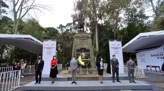 Carlos Marcelo Ruiz Sánchez, secretario general del Comité Ejecutivo Estatal del Partido Verde, acompañado por militantes, presidió la Guardia de Honor ante la figura de Miguel Hidalgo. 