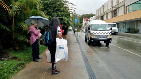 Otra de las quejas por la remodelación de la calle Ignacio Allende en Xalapa, es la falta de casetas en las paradas de autobús, dejando a pasajeros expuestos a sol y agua.