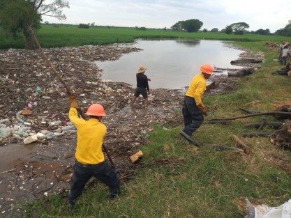 La Secretaría de Medio Ambiente (SEDEMA) informa que, de acuerdo con el último corte, han sido retiradas del río Blanco 30 toneladas de palizada y 1.4 de polietileno tereftalato (PET), que fueron arrastradas por las intensas lluvias; esto representa un avance del 40 por ciento en la limpieza del caudal.