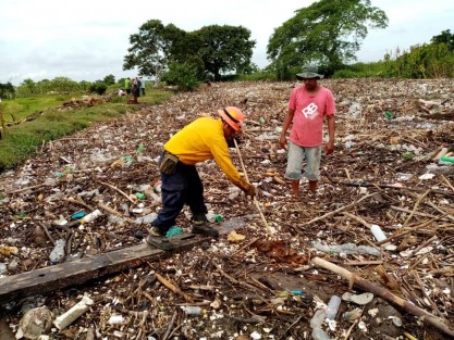 La Secretaría de Medio Ambiente (SEDEMA) informa que, de acuerdo con el último corte, han sido retiradas del río Blanco 30 toneladas de palizada y 1.4 de polietileno tereftalato (PET), que fueron arrastradas por las intensas lluvias; esto representa un avance del 40 por ciento en la limpieza del caudal.