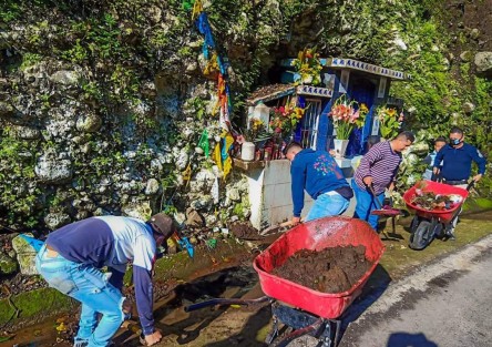 Trabajadores de Parques y Jardines del municipio de Teocelo realizan chapeo y poda de árboles en las áreas verdes del Parque Revolución y en la entrada de la cabecera municipal, con el objetivo de brindar una mejor imagen en la entrada del Municipio de Teocelo y embellecer nuestro centenario parque. Por instrucciones del alcalde Mario Antonio Chama Díaz,  continuarán estas acciones con el fin de mantener en buen estado los espacios públicos en la Tierra del Dios Tigre.