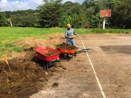  La Dirección de Fomento Deportivo  de Teocelo, Ver., continúa con la poda de césped y mejora de canchas en el Campo Deportivo El Magueyal, con el apoyo de máquinas podadoras, se continúa cortando el césped para dejarlo en óptimas condiciones. 
