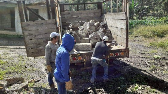Trabajadores de Obra Públicas del Ayuntamiento de Teocelo, inician el traslado de material para construir muros y regularizar  guarniciones en la calle Araucarias de la Col. Higueras, con el objetivo de disminuir las afectaciones por el exceso de agua pluvial, acciones que responden al compromiso entre el Alcalde, Mario Antonio Chama Díaz,  con vecinos del lugar el sábado pasado. 