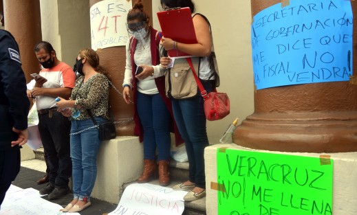 La señora Raquel se encadenó a un pilar del Palacio de Gobierno, en demanda de atención por parte de la Fiscalía del Estado, ya que denunció amenazas en su contra por parte de Francisco <em>N</em> y  no se ha procedido. 