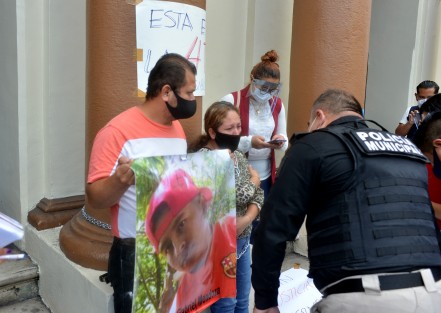 La mujer dijo temer por la integridad de sus hijos menores de edad, y aunque fue atendida por personal del Ayuntamiento, Gobierno del Estado y Derechos Humanos, insistió en querer ser atendida por la fiscal.  