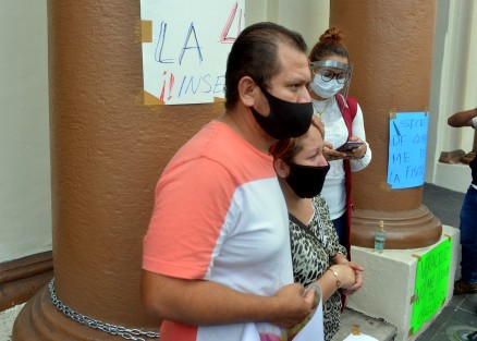 La mujer dijo temer por la integridad de sus hijos menores de edad, y aunque fue atendida por personal del Ayuntamiento, Gobierno del Estado y Derechos Humanos, insistió en querer ser atendida por la fiscal.  