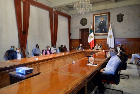  En lo que va del mes, la Secretaría de Finanzas y Planeación (SEFIPLAN) ha presentado el Plan de Reestructuración de la deuda por bursatilización de los municipios a alcaldesas y alcaldes en las regiones Capital, Huasteca Alta, Totonaca, Los Tuxtlas y Olmeca, previendo terminar a mediados de octubre en el resto del estado y así llevar la Iniciativa de Decreto al Congreso local.

 