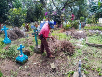 En Teocelo, trabajadores de Servicios Generales y de Parques y Jardines del Municipio, trabajan de forma permanente con el mantenimiento,  limpieza, poda y chapeo en el Panteón Municipal. Se invita a la ciudadanía a no olvidar las tumbas de sus familiares, conservarlas en buen estado, evitar se acumule agua en los floreros para prevenir la proliferación de mosquito transmisor del dengue  y depositar la basura en las áreas indicadas. 
