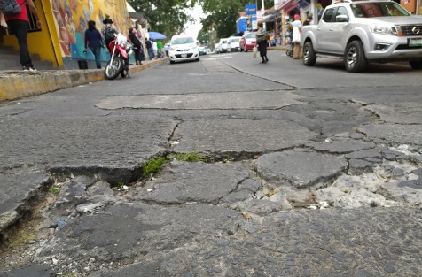 Administraciones municipales van y vienen, y las calles del Centro Histórico de Xalapa no terminan de quedar en buenas condiciones. Así luce el pavimento enla avenida Lucio a la altura del Mercado Jáuregui. De momento las autoridades le pedalean por otro lado.  