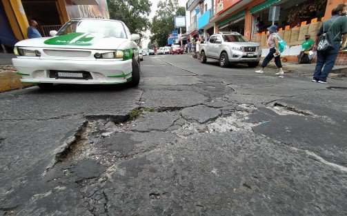 Administraciones municipales van y vienen, y las calles del Centro Histórico de Xalapa no terminan de quedar en buenas condiciones. Así luce el pavimento enla avenida Lucio a la altura del Mercado Jáuregui. De momento las autoridades le pedalean por otro lado.  