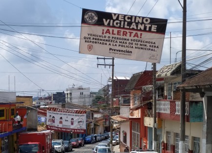Vecinos vigilantes en el barrio Xallitic. Aunque según datos oficiales los delitos han dismunuído