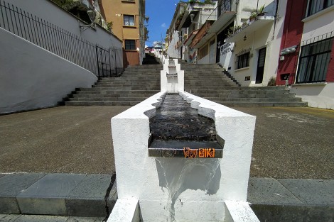 Trabajos de mantenimiento en el barrio de Xallitic.  Una mano de pintura y trabajos de jardinería, además de la reactivación de  las fuentes, para el turismo de pandemia y xalapeños paseadores. 
