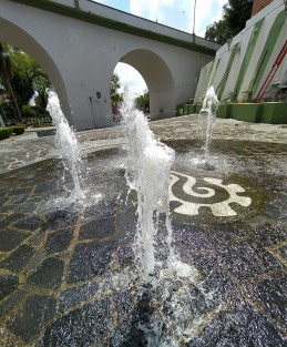 Trabajos de mantenimiento en el barrio de Xallitic.  Una mano de pintura y trabajos de jardinería, además de la reactivación de  las fuentes, para el turismo de pandemia y xalapeños paseadores. 