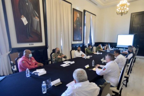 El Faro Carranza en el Puerto de Veracruz, fue este viernes la sede de la Mesa de Seguridad. El Gobernador Cuitláhuac García que informó con ésta concluye la revisión de la Coordinación para la Construcción de la Paz, en varias regiones, de norte a sur, pues <em>atender todos los temas a lo largo del estado requiere de hacer presencia en los lugares alejados</em>.