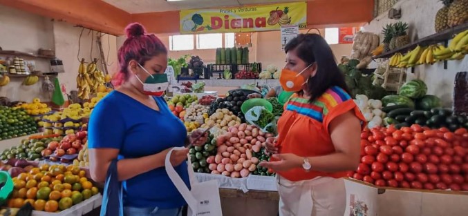 Durante la visita llevaron a cabo recorridos en calles de la Cabecera Municipal para informar y concientizar a las ciudadanas lo significativo del día naranja y la importancia de contar con el apoyo y orientación oportuna en situación de violencia familiar, todo esto en coordinación con el equipo del Instituto Municipal de la Mujer Teocelo, además se presentó a cuatro elementos mujeres de la Policía Municipal que participarán en actividades de proximidad y vigilancia ante situaciones de violencia que se pudieran presentar. 