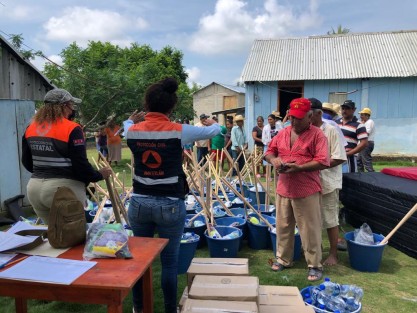 La Secretaría de Protección Civil (PC) supervisa la entrega de apoyos del Fondo Nacional de Desastres Naturales (FONDEN), que reciben habitantes afectados por las lluvias e inundaciones en la Cuenca del Papaloapan.

