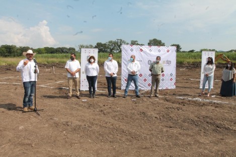La Secretaría de Educación (SEV) inició la construcción del plantel 29 del Colegio de Estudios Científicos y Tecnológicos del Estado de Veracruz (CECYTEV) <em>General Alatriste</em>, en Yanga, Ver., a fin de que tenga instalaciones propias luego de seis años operando en la Casa del Campesino. 