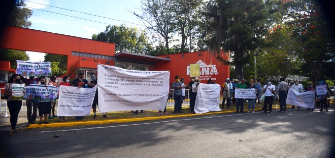Manifestantes con diversas peticiones esperaron afuera del Museo de Ciencia y Tecnología Kaná, al presidente Andrés Manuel López Obrador para intentar ser escuchados. Sus quejas fueron recibidas por los auxiliares.