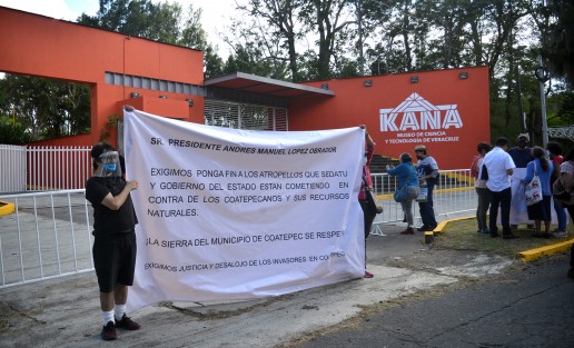 Manifestantes con diversas peticiones esperaron afuera del Museo de Ciencia y Tecnología Kaná, al presidente Andrés Manuel López Obrador para intentar ser escuchados. Sus quejas fueron recibidas por los auxiliares.