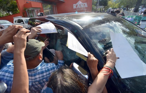 Manifestantes con diversas peticiones esperaron afuera del Museo de Ciencia y Tecnología Kaná, al presidente Andrés Manuel López Obrador para intentar ser escuchados. Sus quejas fueron recibidas por los auxiliares.