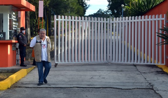 El delegado federal Manuel Huerta fue el primero en salir del evento.