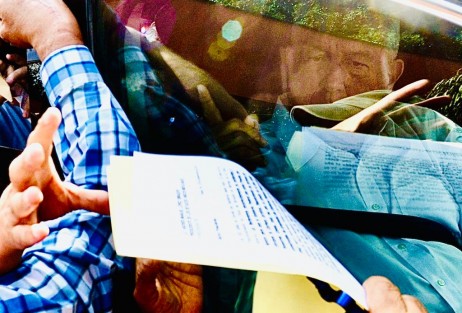 Manifestantes con diversas peticiones esperaron afuera del Museo de Ciencia y Tecnología Kaná, al presidente Andrés Manuel López Obrador para intentar ser escuchados. Sus quejas fueron recibidas por los auxiliares.