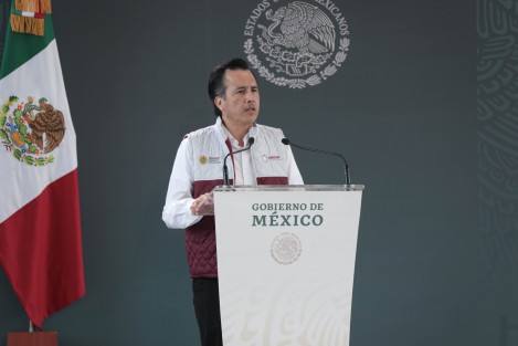 En su discurso durante la reunión de evaluación de los Programas de Bienestar en la ciudad de Xalapa, el gobernador Cuitláhuac García Jiménez expresó que existe una gran coordinación con el Gobierno de México y se ha observado que los delitos de alto impacto van a la baja; <em>no fue sencillo, hay mucho rezago social, pero la apuesta de ir al fondo del problema está resultando</em>.