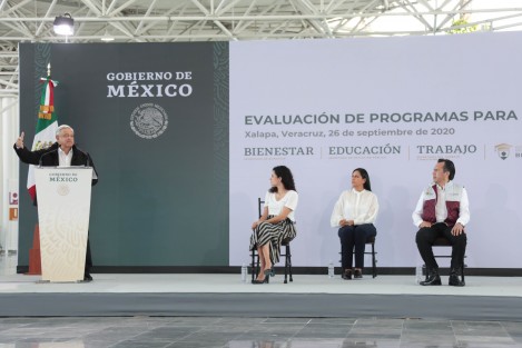  El presidente de México, Andrés Manuel López Obrador estuvo la tarde de este sábado en la ciudad de Xalapa, donde se reunió con el Gobernador Cuitláhuac Garcia y apenas una docena de invitados en las instalaciones del Museo de Ciencia y Tecnología de Veracruz, para evaluar los Programas de Bienestar Social. 