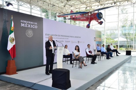 Durante la reunión de evaluación de programas sociales, el Presidente López Obrador destacó que seis de cada 10 hogares mexicanos están siendo beneficiados con al menos un  programa.  