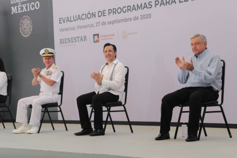 El presidente López Obrador agregó que 25 mil 320 pescadores del estado recibieron estímulo económico hace dos meses; mientras que 198 mil 264 campesinos, pequeños propietarios y ejidatarios –caficultores y cañeros– siguen recibiendo apoyo, todo de manera directa; lo mismo que productores de maíz, frijol y leche, con los Precios de Garantía.