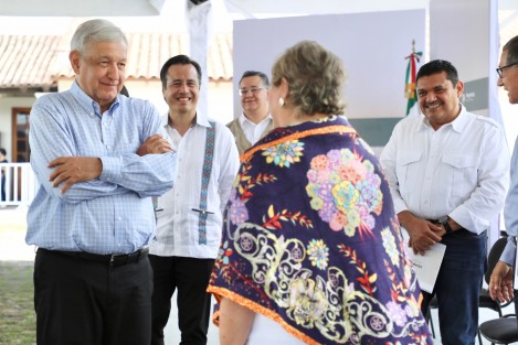 El Gobierno Federal mantendrá su apoyo a Veracruz, principalmente a través de los programas sociales que representan 36 mil 782 millones de pesos, informó el presidente Andrés Manuel López Obrador, durante su visita a la ciudad de Córdoba.  