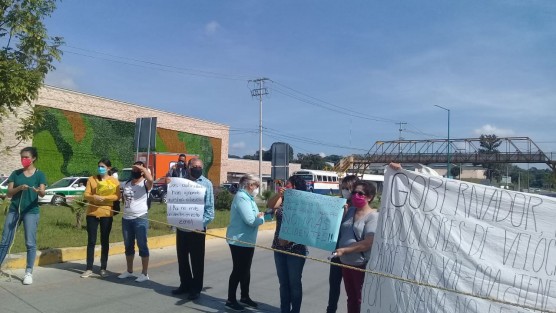 Vecinos de la Arboledas de San Pablo, municipio de Coatepec, bloquearon la carretera Xalapa - Coatepec en demanda de instalación de reductores de velocidad, debido al gran  número de accidentes que ahí suceden. La semana pasada vecinos de Los Arenales realizaron una protesta similar. 