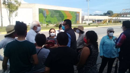 Vecinos de la Arboledas de San Pablo, municipio de Coatepec, bloquearon la carretera Xalapa - Coatepec en demanda de instalación de reductores de velocidad, debido al gran  número de accidentes que ahí suceden. La semana pasada vecinos de Los Arenales realizaron una protesta similar. 