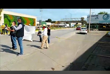 Vecinos de la Arboledas de San Pablo, municipio de Coatepec, bloquearon la carretera Xalapa - Coatepec en demanda de instalación de reductores de velocidad, debido al gran  número de accidentes que ahí suceden. La semana pasada vecinos de Los Arenales realizaron una protesta similar. 