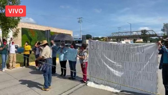 Vecinos de la Arboledas de San Pablo, municipio de Coatepec, bloquearon la carretera Xalapa - Coatepec en demanda de instalación de reductores de velocidad, debido al gran  número de accidentes que ahí suceden. La semana pasada vecinos de Los Arenales realizaron una protesta similar. 