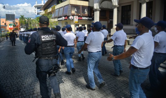 El director de Seguridad Ciudadana y Tránsito Municipal, Francisco Felipe Villa Campa encabezó un pequeño desfile por el centro de la capital donde participaron los Cadetes recién graduados de la Policía Municipal.  