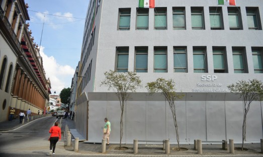 Ante el anuncio de una manifestación feminista y los antecedentes de vandalismo contra inmuebles gubernamentales y articulares, el edificio de las oficinas centrales de la SSP fueron blindadas con barreras metálicas. 