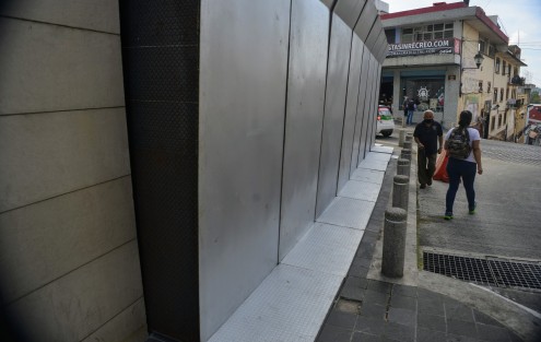 Ante el anuncio de una manifestación feminista y los antecedentes de vandalismo contra inmuebles gubernamentales y articulares, el edificio de las oficinas centrales de la SSP fueron blindadas con barreras metálicas. 