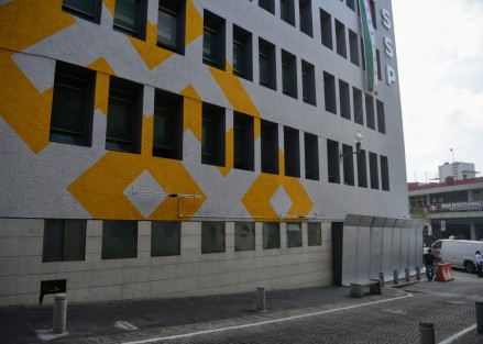 Ante el anuncio de una manifestación feminista y los antecedentes de vandalismo contra inmuebles gubernamentales y articulares, el edificio de las oficinas centrales de la SSP fueron blindadas con barreras metálicas. 