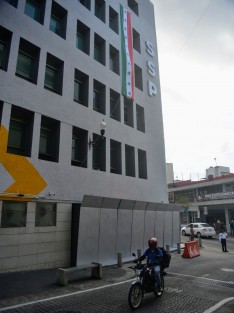 Ante el anuncio de una manifestación feminista y los antecedentes de vandalismo contra inmuebles gubernamentales y articulares, el edificio de las oficinas centrales de la SSP fueron blindadas con barreras metálicas. 