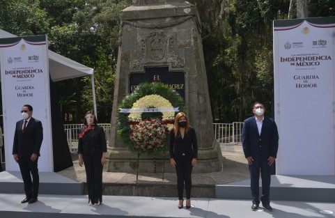 Trabajadores del Instituto Veracruzano de Acceso a la Información y Protección de Datos Personales (IVAI), encabezados por la titular Naldy Patricia Rodríguez Lagunes, rindieron honores este lunes a Miguel Hidalgo.